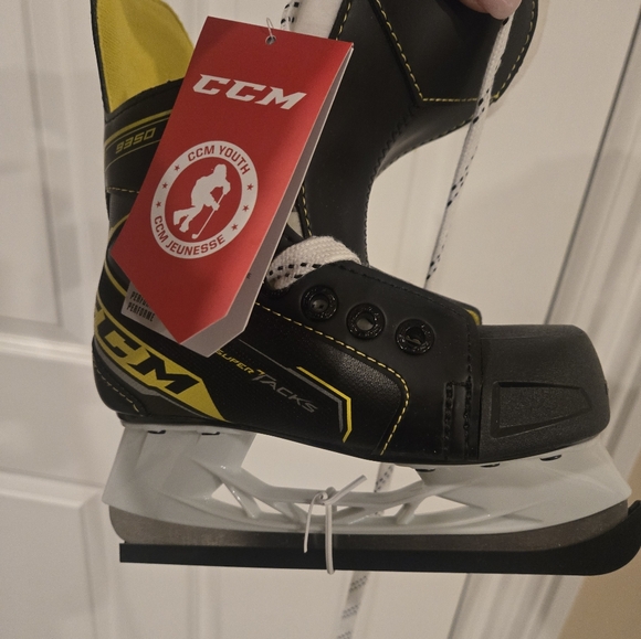 Brand new CCM Ice Hockey skates - Picture 3 of 4